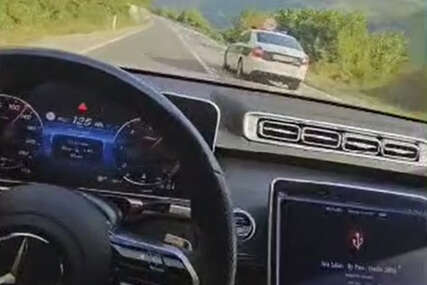 Mostarac Dženan Demirović divlja po cesti, dok ga nesposobna policija gleda