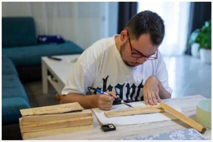 Mladić izrađuje letvice ljubavi uprkos invaliditetu: 'Tako želim sam zaraditi za gitaru Ibanez'