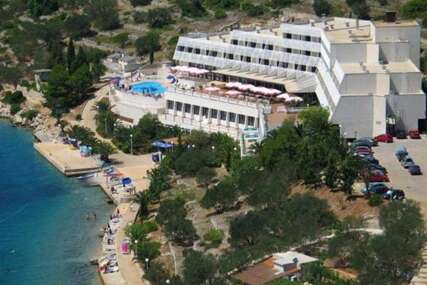 Brojni gosti otrovali se hranom u poznatom hotelu na Korčuli