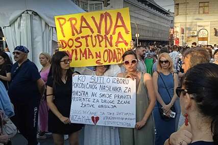 VIDEO Nekoliko demonstrantkinja protiv Benjamine Karić: Ona ne smije pozivati na proteste...