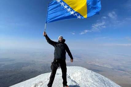 Na 5.137 metara visokom Araratu zavijorila se zastava BiH, "krivci" su petorica Bosanaca (FOTO)