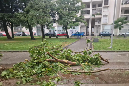 Nevrijeme s obilnom kišom u Mostaru lomilo grane, poplavljene ulice i dvorišta