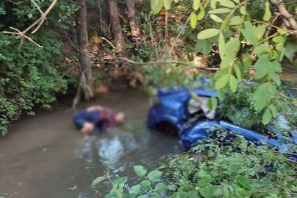 Policija traga za vozačem Honde koji je izazvao nesreću i pobjegao ostavivši povrijeđene u kanalu