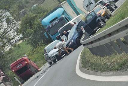 Stanje na putevima: Saobraćajna nesreća na magistralnom putu Žepče-Maglaj