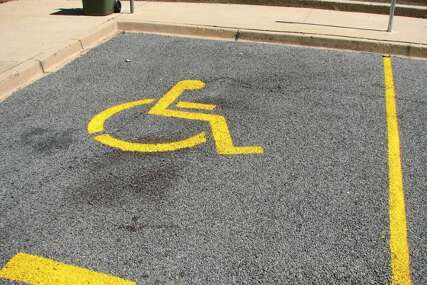 Zloupotreba parking mjesta za osobe sa invaliditetom: Hoće li povećanje kazni probuditi svijest kod građana?