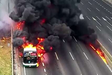Dramatična snimka iz Argentine: Autobus gori, putnici bježe, vatra zahvatila cestu