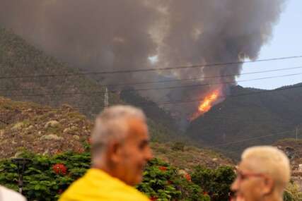 Velik požar u nacionalnom parku na Tenerifeu, ljudi bježe