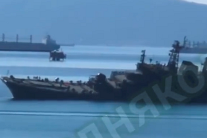 Ukrajinski napad na crnomorsku luku bio uspješan, ruski brod pluta na boku (VIDEO)