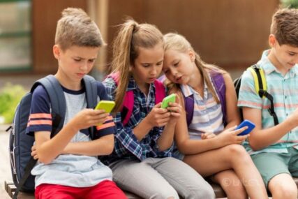 Pozivi na zabranu mobitela u školama, fokus na nastavi zabrinjavajuće nizak