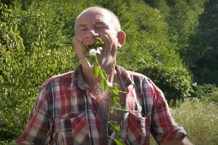 Stanko je navikao na samoću i hladnoću, često je gladan pa jede travu, žabe i puževe