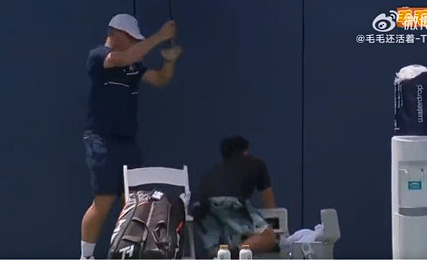 Užas na turniru u Washingtonu: Teniser se samo srušio na teren... (VIDEO)