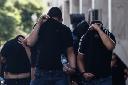 Prva grupa uhapšenih huligana dovedena pred istražitelje na sud u Atini