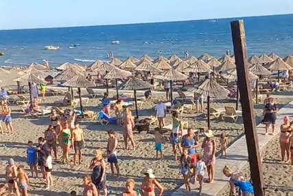Nostalgičan prizor sa plaže u Ulcinju: Pjesma zbog koje svi stoje mirno
