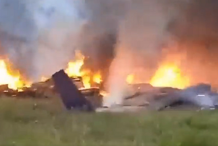 Italija: Borbeni avion srušio se na automobil (VIDEO)