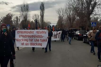 Armenci blokirali rusku ambasadu u Jerevanu