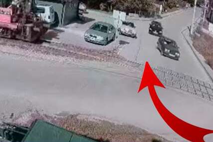 IZBJEGAO SMRT ZA DLAKU: Pogledajte šta je uradio nesavjesni vozač "dvojke" na pruzi kod Breze (VIDEO)