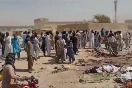 UZNEMIRUJUĆE SCENE Najmanje 30 mrtvih i desetine povrijeđenih u eksploziji u Pakistanu (VIDEO)