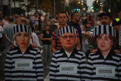 NE ODUSTAJU Građani se u Beogradu i 19. put okupili na protestu "Srbija protiv nasilja" (FOTO)