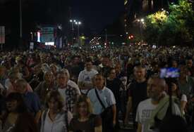 Građani na protestu u Beogradu idu do Vučićevog kabineta (FOTO)
