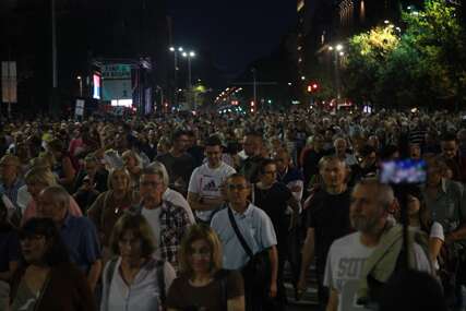 Građani na protestu u Beogradu idu do Vučićevog kabineta (FOTO)