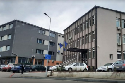 Nakon pisanja Bosnainfo o boravku trojice kakanjskih policajaca duže u pritvoru zbog sporosti suda, oglasio se Općinski sud u Kaknju!
