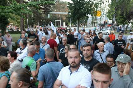 BANJA LUKA - "Ovo je početak narodnog bunta": Uprkos zabrani, opozicija i građani se okupili ispred NSRS, traže posebnu sjednicu (FOTO, VIDEO)