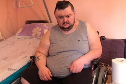 Pokrenut apel za pomoć mladiću koji je braneći radnicu od napadača zadobio frakturu lobanje
