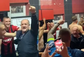 Pogledajte kako su fudbaleri Slobode proslavili veliku pobjedu, imali su zanimljivog gosta (VIDEO)