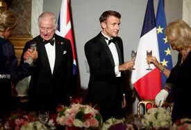 Macron ugostio 160 gostiju, za istim stolom kralj Charles, Mick Jagger, Hugh Grant...