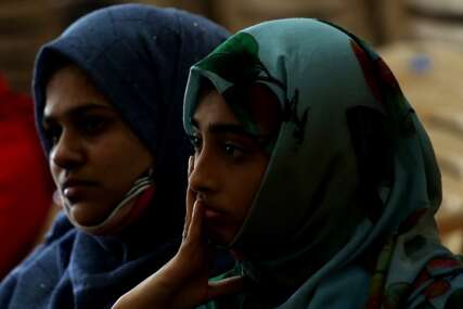 Francuske škole poslale djevojčice kući jer su odbile skinuti abaje