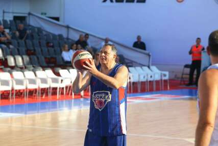 UPISAO SE Dodik zaigrao košarku u revijalnom meču i uspio da postigne koš