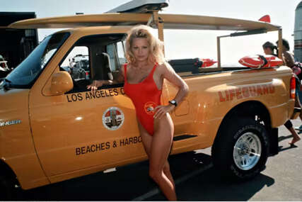 Pamela Anderson prodaje svoj kultni kupaći kostim
