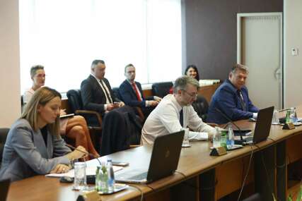 Kamera Bosnainfo zabilježila ko je od ministara stigao na sjednica Vijeća ministara BiH (FOTO)