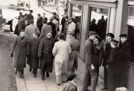 Fotografija iz 1943. zbunila ljude: "On stoji sam. Pogledajte šta drži u ruci"