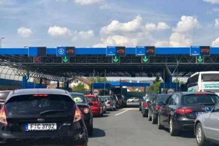 Na graničnim prijelazima B. Gradiška i Velika Kladuša duga kolona vozila na izlazu iz BiH