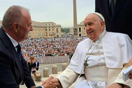 Papa Franjo smijenio američkog konzervativnog američkog biskupa