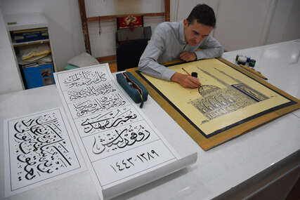 Umjetnost! Kaligraf Abdulhak Hadžimejlić ispisao levhu u obliku sarajevske Istiklal džamije