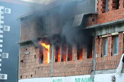 Gori porodična kuća u Mostaru: Vatrogasci na terenu