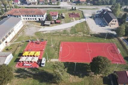 IZGLEDAJU PRELIJEPO U Tesliću osvanuli dva nova sportska terena i dječije igralište
