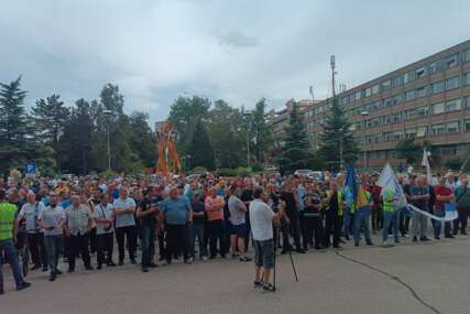 Radnici ArcelorMittala Zenica održali polusatni protest pred zgradom uprave