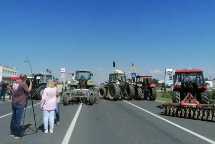 Poljoprivrednici danas blokirali cestu Orašje - Tuzla, saopštili su i razlog za to
