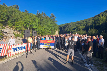 I Hercegovci na nogama: Stiglo stotinjak protestanata s neustavnim simbolima