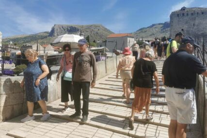 U Mostaru zadovoljni ljetnom sezonom, turisti više ne dolaze na jedan dan, zbog Red Bull Cliff Divinga traži se krevet više