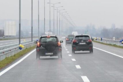 Saobraćaj se odvija po mokrom kolovozu, u Hercegovini jaki udari vjetra