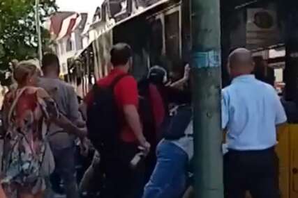 Građani spasili tinejdžera nakon što je pao pod točak autobusa (VIDEO)