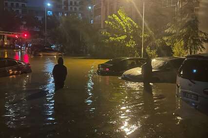 Jako nevrijeme zahvatilo Istanbul, poplavljeni dijelovi grada