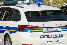 Muškarac u Zagrebu hodao gol i razbijao aute sjekirom, policija u kući pronašla tijelo žene