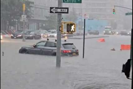 Apokaliptične snimke iz New Yorka: Poplave zaustavile grad, ulice se pretvorile u rijeke!