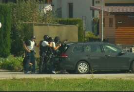 Drama u Sloveniji: Naoružani muškarac puca sa balkona na policiju
