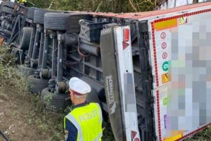 Vozač kamiona iz BiH se prevrnuo u Austriji, završio je 60 metara od ceste